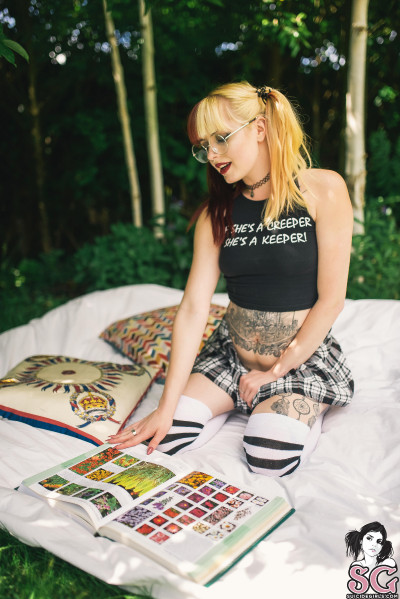 Beautiful Suicide Girl Blaizee Flower Girl 10 High resolution lossless iPhone retina image