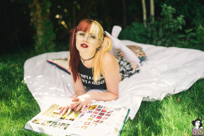 Beautiful Suicide Girl Blaizee Flower Girl 8 High resolution lossless iPhone retina image