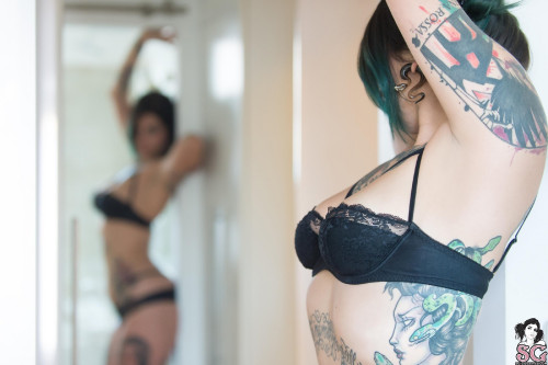 Beautiful Suicide Girl Ultima Snake Bite (1) High resolution lossless image
