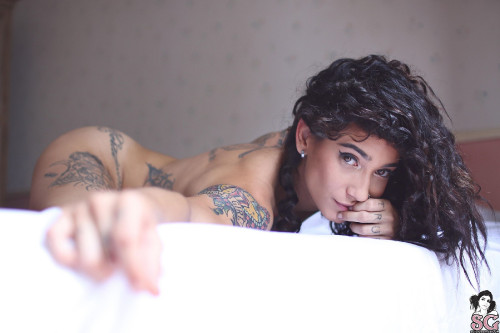 Beautiful Suicide Girl Lolitta Stay With Me (31) High definition iPhone HQ image