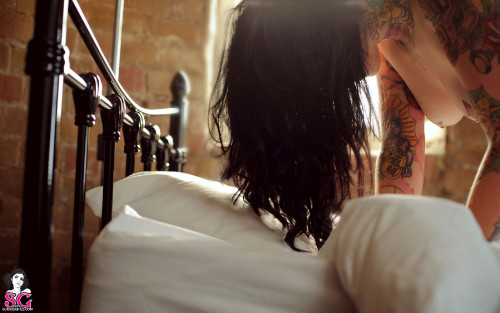 Beautiful Suicide Girl Radeo Solitary 66 HD iPhone HQ retina image