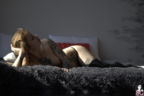 Beautiful Suicide Girl Baileys One Gray Day (20) High resolution lossless iPhone retina image