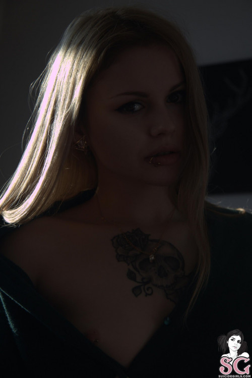 Beautiful Suicide Girl Baileys One Gray Day (11) High resolution lossless iPhone retina image