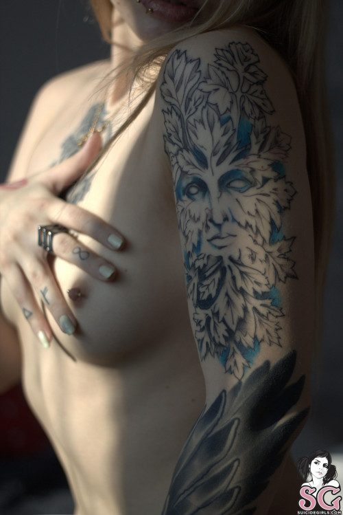 Beautiful Suicide Girl Baileys One Gray Day (16) High resolution lossless iPhone retina image