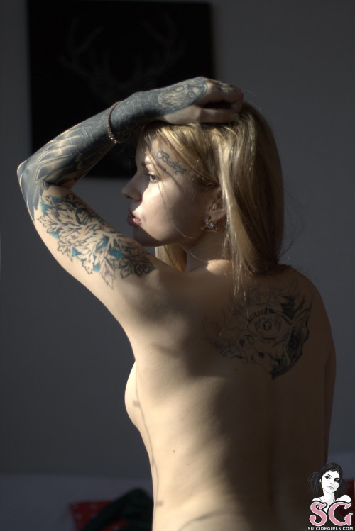 Beautiful Suicide Girl Baileys One Gray Day (17) High resolution lossless iPhone retina image