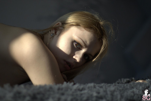 Beautiful Suicide Girl Baileys One Gray Day (31) High resolution lossless iPhone retina image