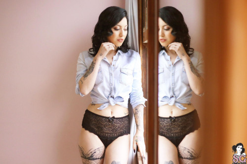 Beautiful Suicide Girl Kaarla 1950 (1) HD High resolution lossless iPhone retina image