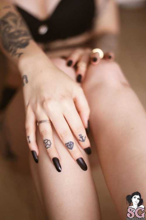 Beautiful Suicide Girl Kaarla 1950 (21) HD High resolution lossless iPhone retina image