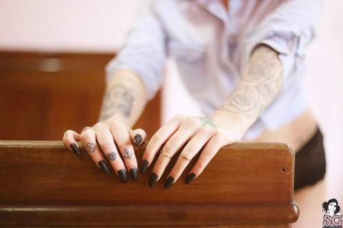 Beautiful Suicide Girl Kaarla 1950 (3) HD High resolution lossless iPhone retina image