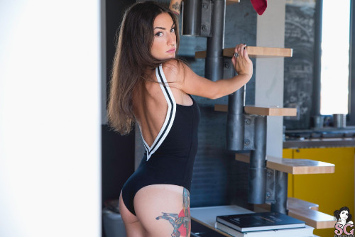 Beautiful Suicide Girl Rika Italian Chill (2) High resolution lossless iPhone retina image