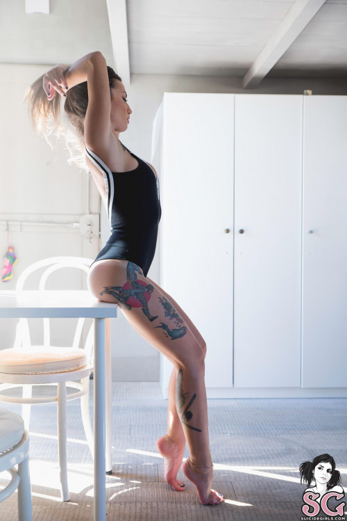 Beautiful Suicide Girl Rika Italian Chill (3) High resolution lossless iPhone retina image
