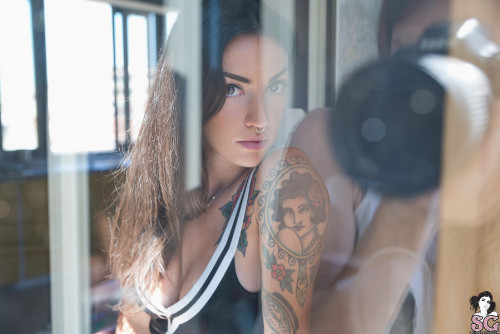 Beautiful Suicide Girl Rika Italian Chill (4) High resolution lossless iPhone retina image