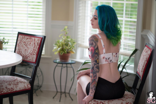 Beautiful Suicide Girl Starbomb Bohemian Daydream (1) High resolution lossless iPhone retina image