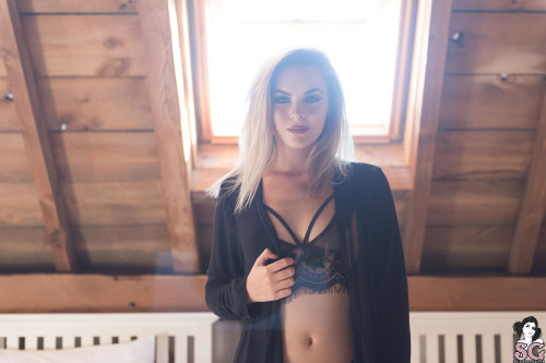 Beautiful Suicide Girl Suzylee In Be(d)tween (1) High resolution lossless iPhone retina image