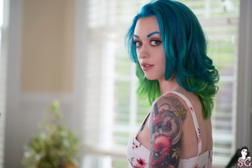 Beautiful Suicide Girl Starbomb Bohemian Daydream (3) High resolution lossless iPhone retina image