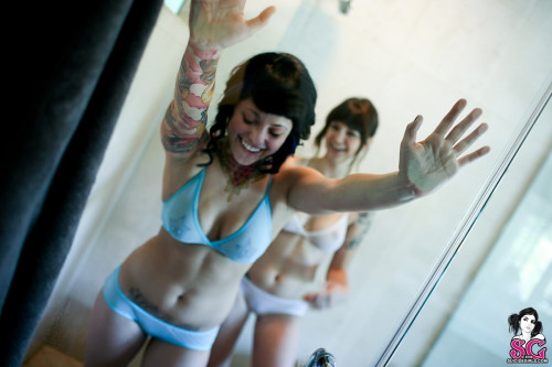 Beautiful Suicide Girl Rambo + Radeo California Vacation 03 High resolution lossless iPhone retina i