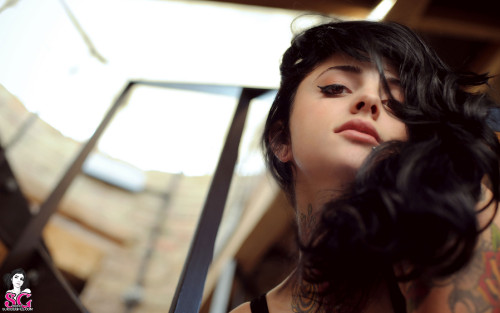 Beautiful Suicide Girl Radeo Solitary 03 HD iPhone HQ retina image