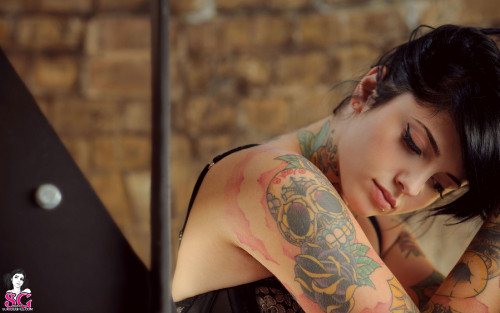 Beautiful Suicide Girl Radeo Solitary 04 HD iPhone HQ retina image