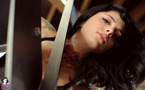 Beautiful Suicide Girl Radeo Solitary 02 HD iPhone HQ retina image