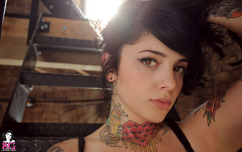 Beautiful Suicide Girl Radeo Solitary 10 HD iPhone HQ retina image