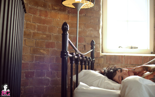 Beautiful Suicide Girl Radeo Solitary 53 HD iPhone HQ retina image