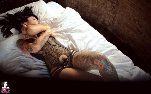 Beautiful Suicide Girl Radeo Solitary 18 HD iPhone HQ retina image