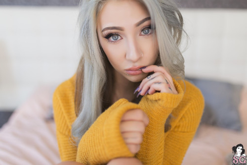 Beautiful Suicide Girl Ivory Polar Fur (2) HD High resolution lossless iPhone retina image