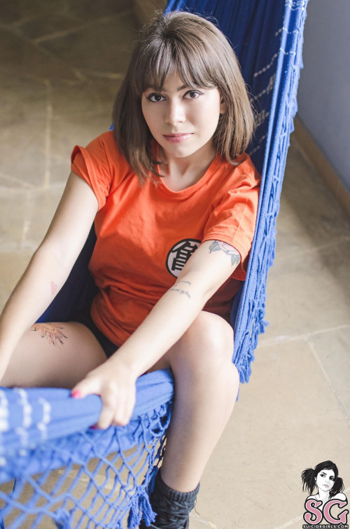 Beautiful Suicide Girl Dinhasun Son Goku (2) HD High resolution lossless iPhone retina image