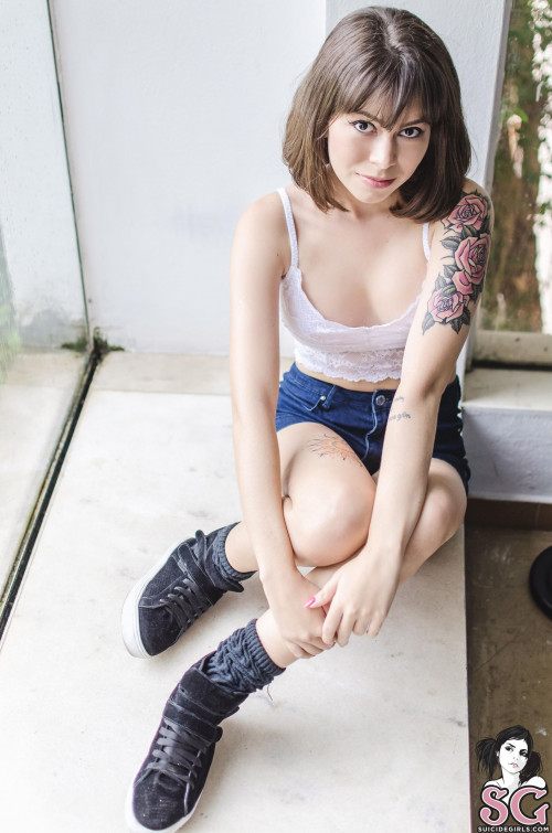 Beautiful Suicide Girl Dinhasun Son Goku (11) HD High resolution lossless iPhone retina image