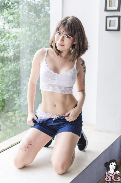 Beautiful Suicide Girl Dinhasun Son Goku (14) HD High resolution lossless iPhone retina image