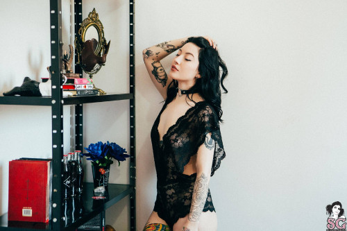 Beautiful Suicide Girl Sexy Kaarla You're So Dark Babe (2) High definition lossless retina iPhone im
