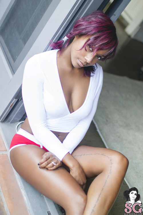 Download Beautiful Suicide Girl 01 High resolution lossless image