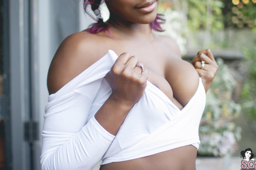 Download Beautiful Suicide Girl 04 High resolution lossless image