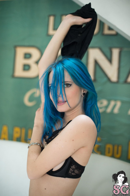 Beautiful Suicide Girl Lilyt Time Flies (16) High resolution lossless image