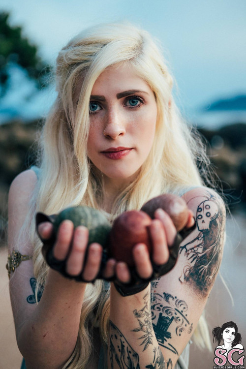 Beautiful Suicide Girl Serenna Not A Princess, A Khaleesi (18) High resolution lossless image