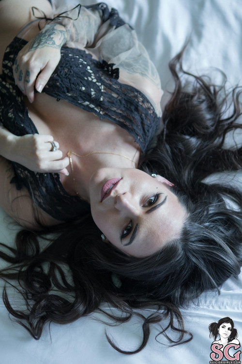 Beautiful Suicide Girl Suttin Sleeping In (13) High resolution lossless image