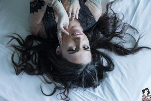 Beautiful Suicide Girl Suttin Sleeping In (15) High resolution lossless image