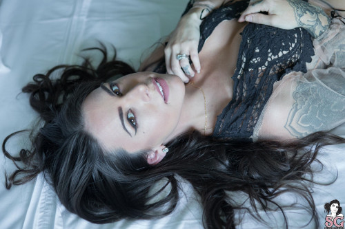 Beautiful Suicide Girl Suttin Sleeping In (12) High resolution lossless image