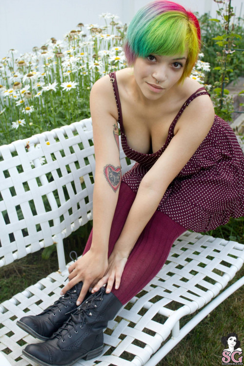 Download Beautiful Suicide Girl 01 High resolution lossless image