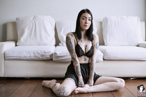 Beautiful Suicide Girl Sexy Kaarla Rammstein (1) High definition lossless retina iPhone image