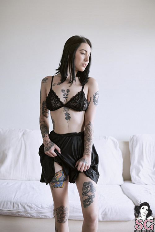 Beautiful Suicide Girl Sexy Kaarla Rammstein (5) High definition lossless retina iPhone image