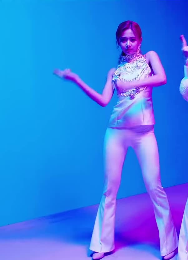 NF8yMx.webm