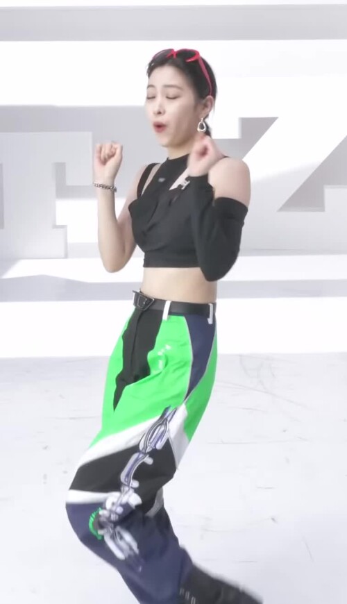 [291][ITZY yeji yuna chaeryeong lia ryujin Voltage Relay Dance][u7jtdp][220420][MasculineLonelyBoutu