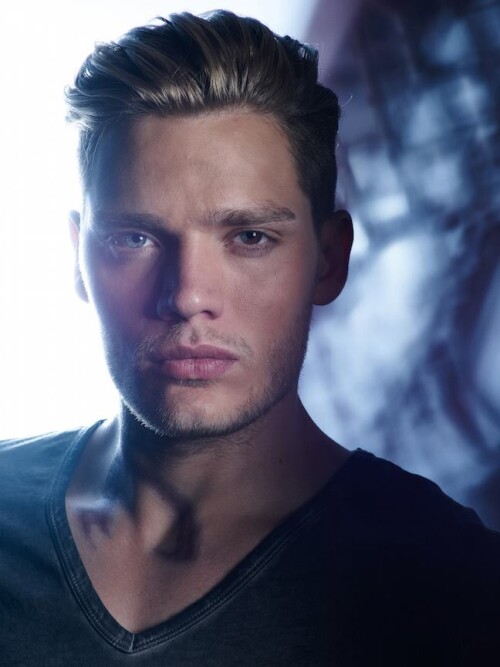 Dominic Sherwood dominic sherwood 39187922 648 864