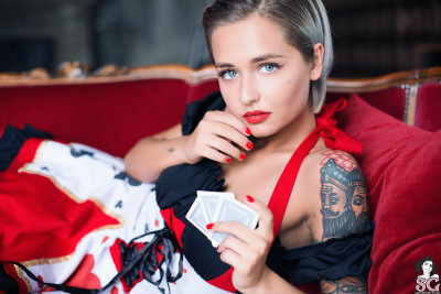 Beautiful Sexy Suicide Girl Valeriya The queen of cards 6 High resolution lossless image
