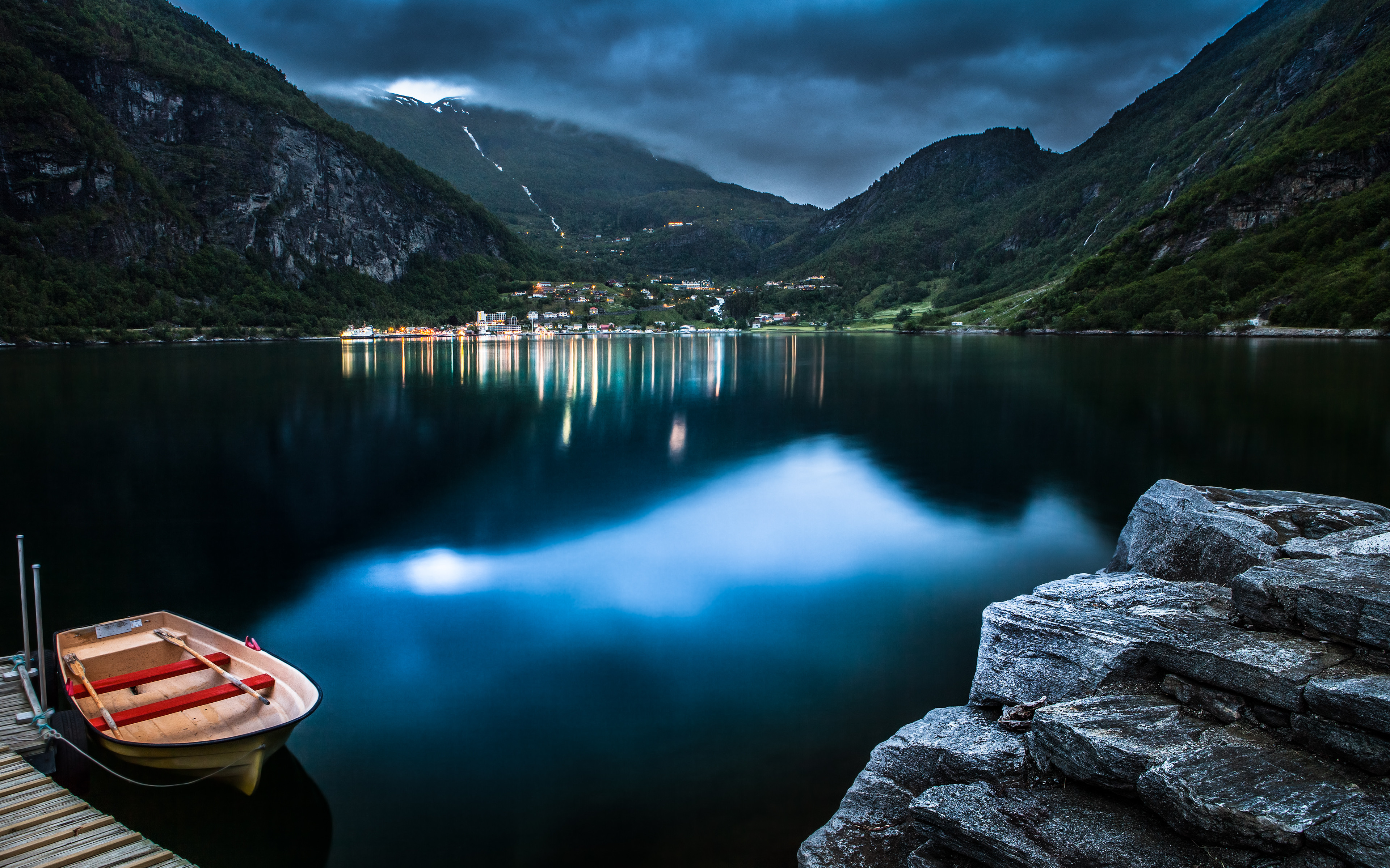 Установить на рабочем столе обои красивая. Озеро в Норвегии Фьорд. Норвегия фьорды яхта пейзаж. Озеро Бондхус Норвегия. Норвегия фьорды лодка.