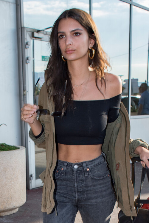 16 May 2017 - Nice - FranceModel and actress Emily Ratajkowski arrives at Nice Airport ahead of the 2017 Cannes Film FestivalBYLINE MUST READ : BACKGRIDUSA:Office  1 310 798 9111usasales@backgrid.com UK: Office  44 208 344 2007uksales@back