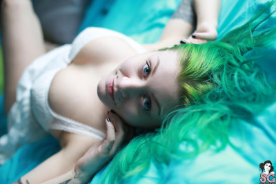 Beautiful Suicide Girl Chalk Sweet dreams 5 High resolution lossless iPhone retina image