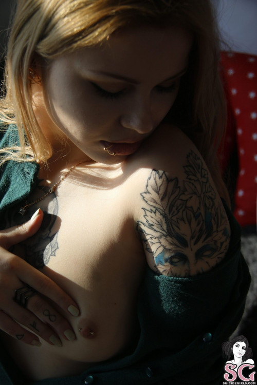 Beautiful Suicide Girl Baileys One Gray Day (39) High resolution lossless iPhone retina image