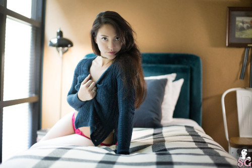 Beautiful Suicide Girl Asami Sweater Weather (1) High resolution lossless iPhone retina image
